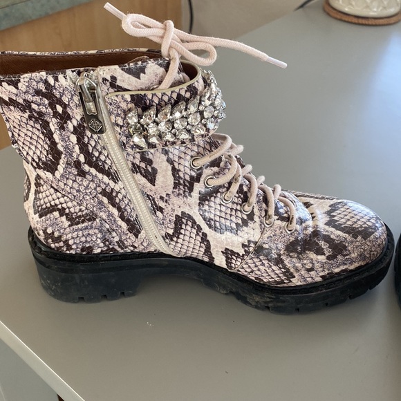 Womens Antonio Milani boots size 6.5. Great condition missing some embellishment - Picture 7 of 9